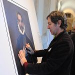 Juan Torre en el Prado, con una de las reproducciones de obras maestras de la institución en las que el Museo ha aplicado la técnica creada por al artista, para que los invidentes puedan “visualizar” los cuadros mediante el tacto.