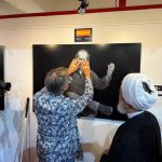 Imagen reciente de Juan Torre en la capital del país de los ayatolás, invitando a tocar sus retratos al público asistente.