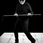 Miguel Ríos posó para el fotógrafo emulando a aquellos bailarines de claqué del viejo Hollywood, con el bastón de Juan. JUAN TORRE.