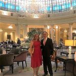El doctor Curado con Mary Chel, su esposa, y también su ayudante, secretaría y fotógrafa. Archivo PROPRONews