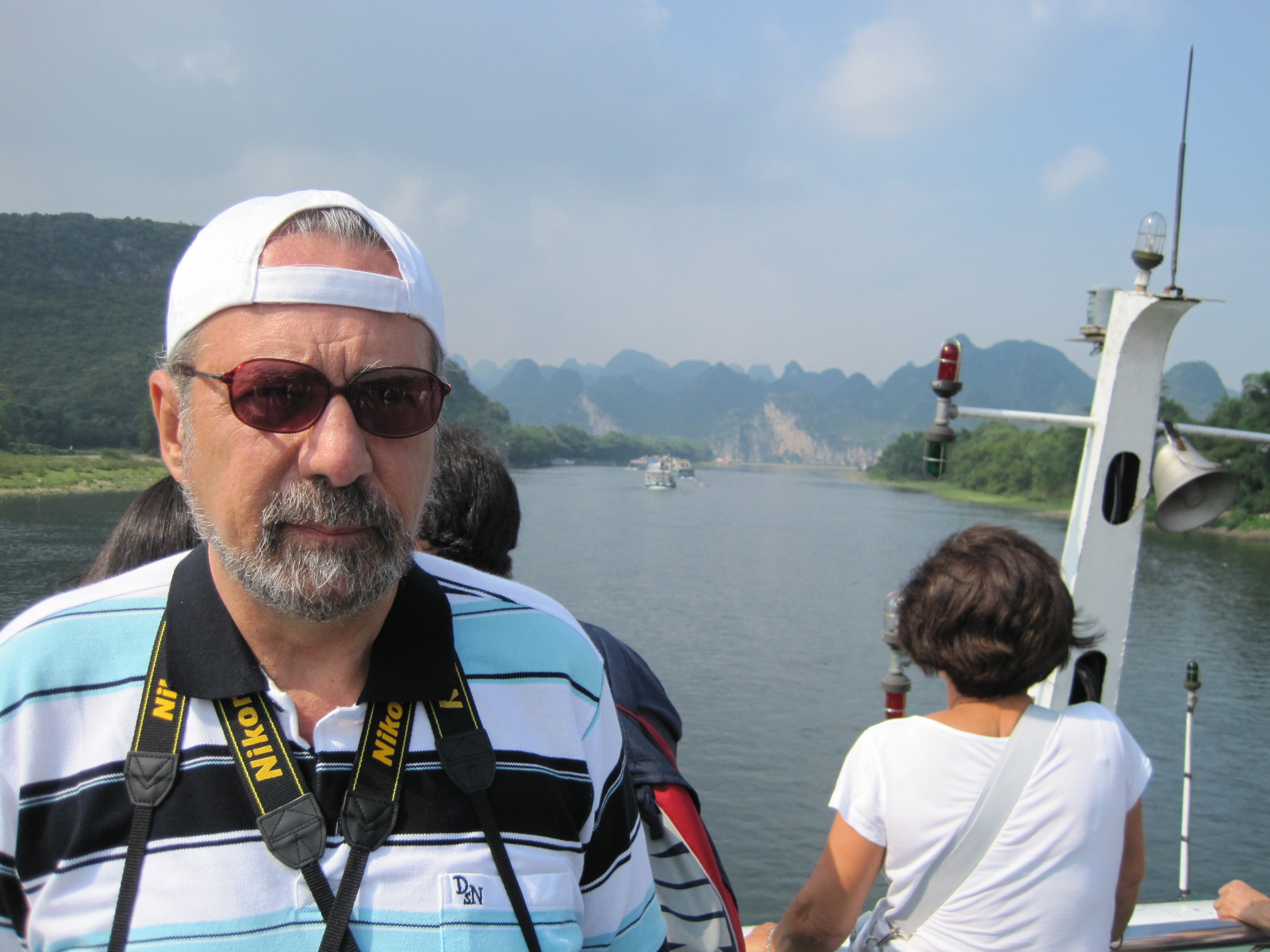 El periodista navegando por el río Li, China, uno de los más bellos del mundo. ARCHIVO J.M. PAGADOR